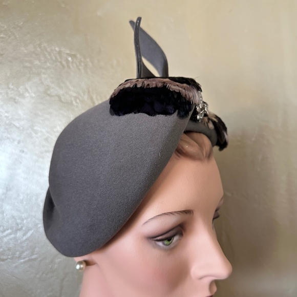 OPULENT 1950s' GRAY FELT COCKTAIL HAT + RHINESTONE BROOCH + IRIDESCENT FEATHERS - Picture 7 of 11